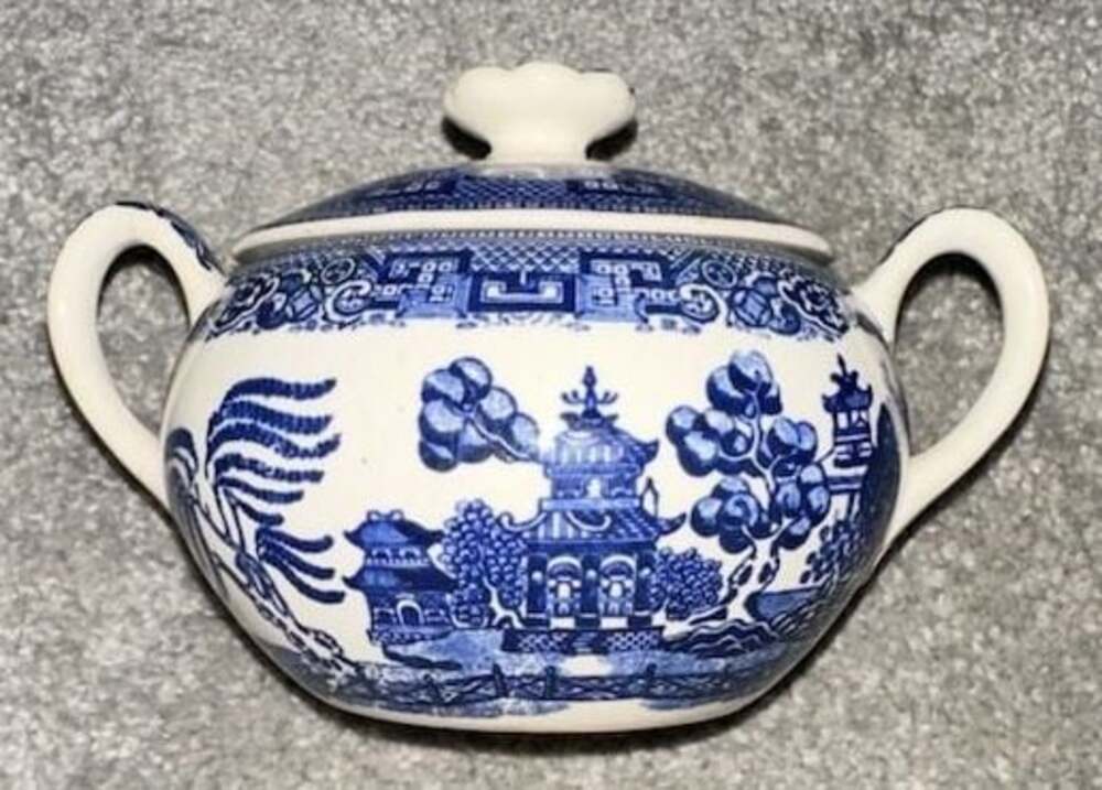 Vintage Blue Willow Pattern Covered Sugar Bowl